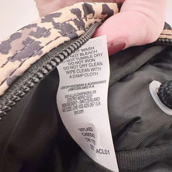 Levi's Leopard Animal Print Bag Crossbody Fanny Pack Zipper - Picture 7 of 7